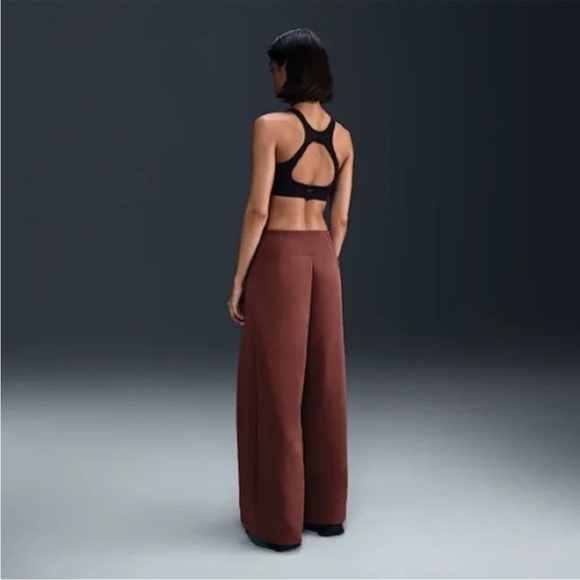 Nike Sportswear Tech Fleece
Women's High-Waisted Pleated Pants full length - Picture 3 of 11